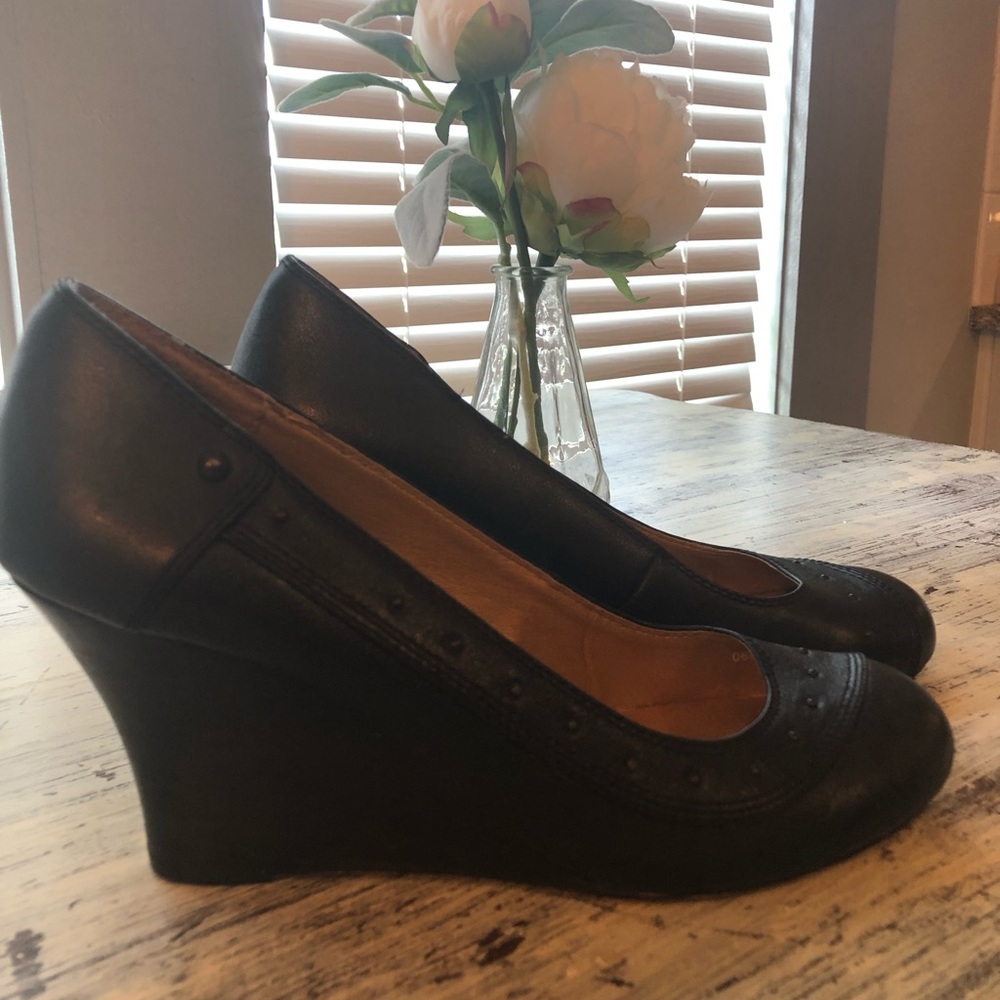 Black wedges